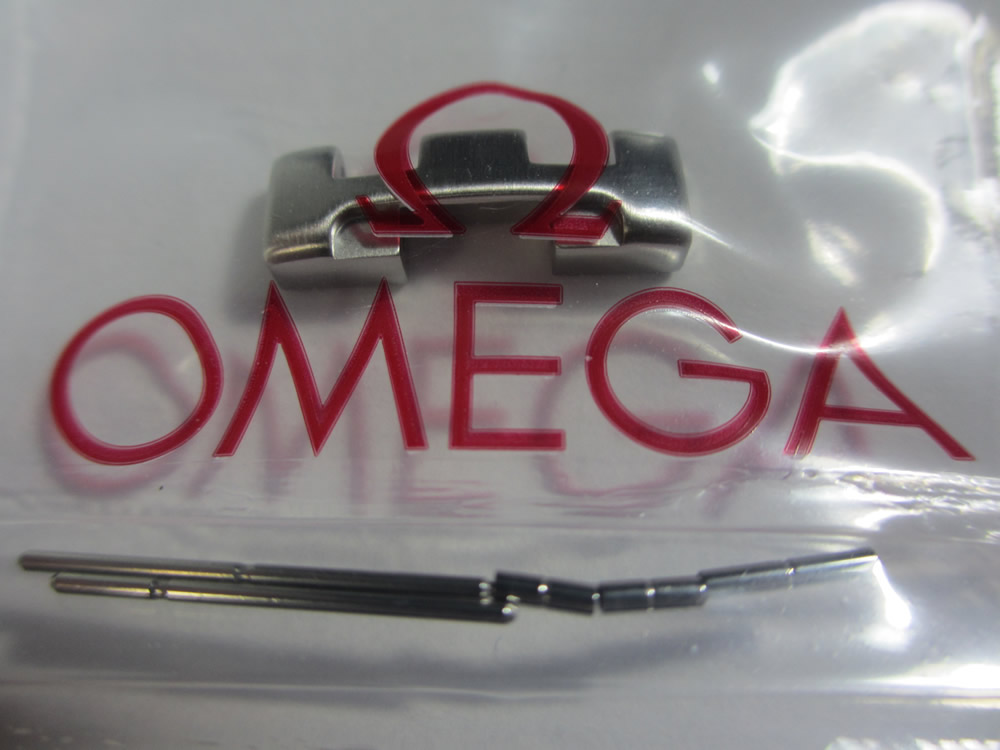 オメガ(OMEGA)の1503/825(シーマスター)の中留めと隣接する駒(コマ)[6番](ステンレス[銀色]バンド用)
