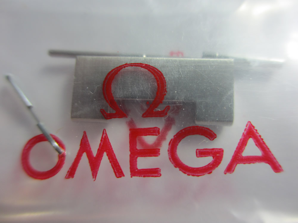 オメガ(OMEGA)の1998/840(スピードマスター)の中留めと隣接する駒(コマ)12時側[4番](ステンレス[銀色]バンド用)